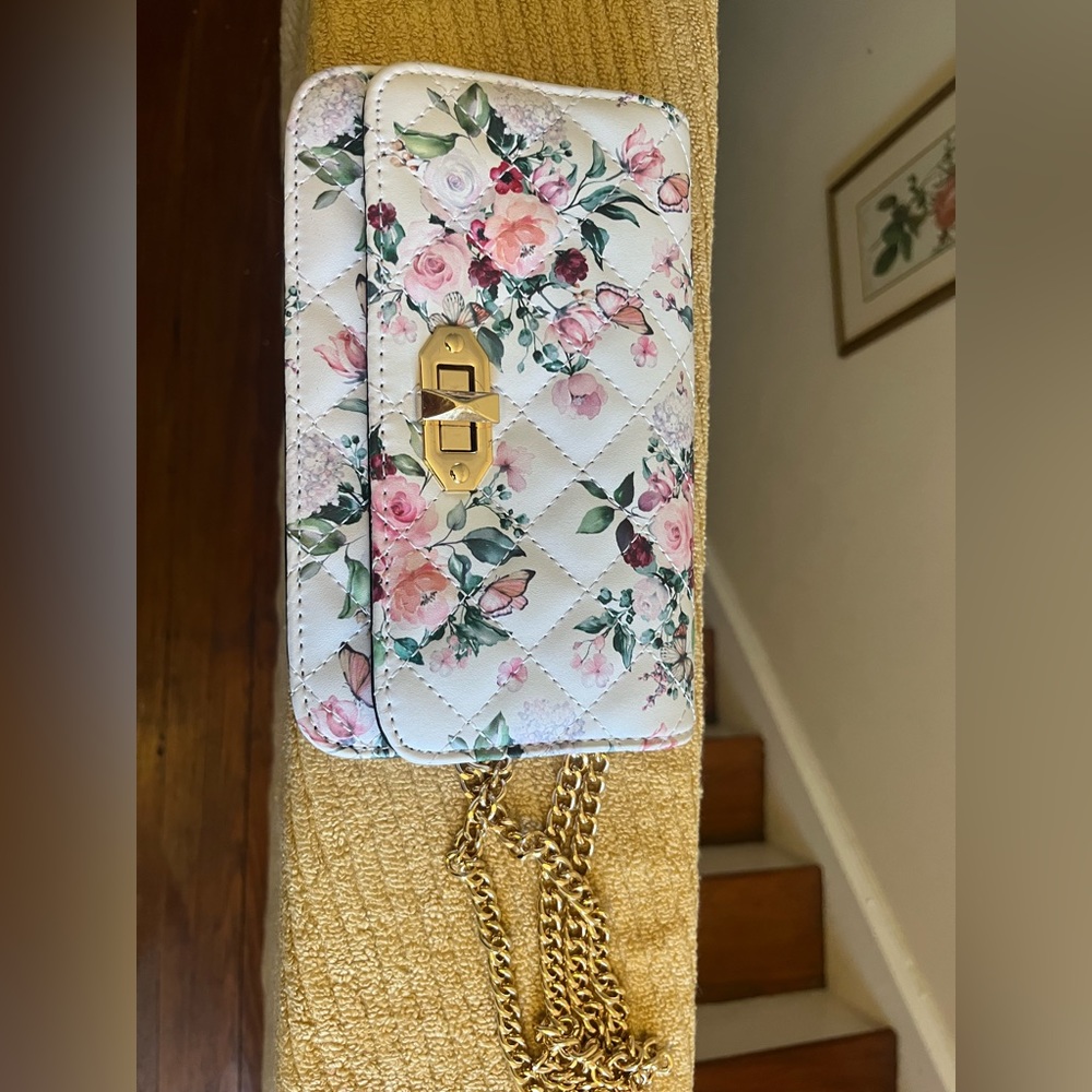 Ardene purse with flowers. And Gold chain straps.